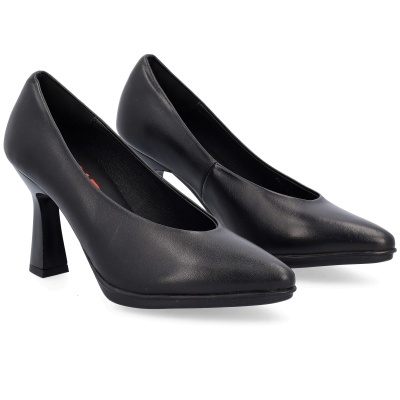 Sapatos de salto alto pretos com bico fino em pele