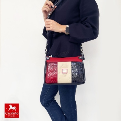 Mala de ombro Cavalinho Penafiel vermelha, creme e preta com padrão piel de crocodilo