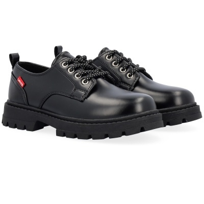Sapatos de couro preto com cordões e etiqueta Levis vermelha