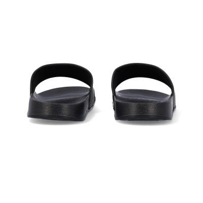 Chinelos pretos com banda larga única vistos de trás