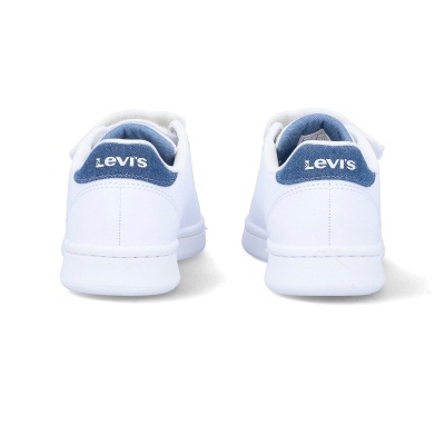 Sapatilhas brancas com detalhes azuis e texto LEVIS no calcanhar