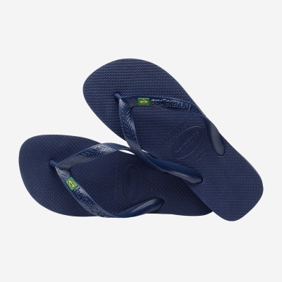 Chinelos azuis Havaianas com textura e bandeira do Brasil nas tiras