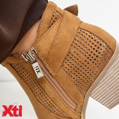 Bota castanha em camurça com salto alto e fecho lateral Xti