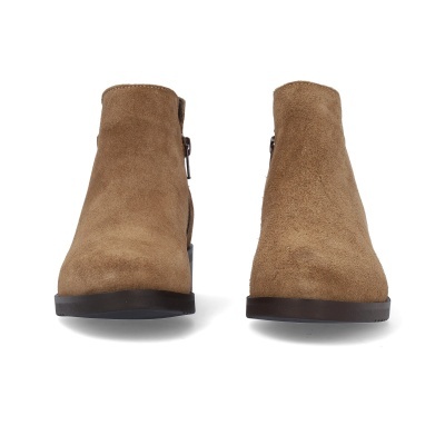 Botins castanhos de camurça com fecho lateral em fundo branco