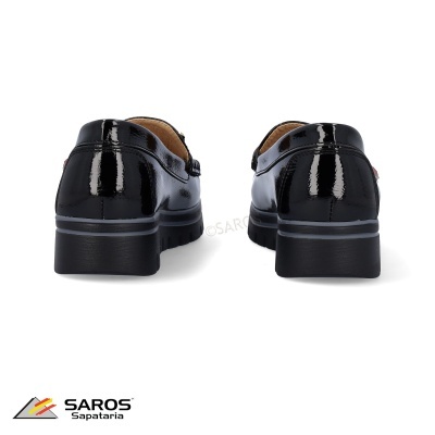 Sapatos pretos em verniz vistos de trás com logótipo SAROS Sapataria