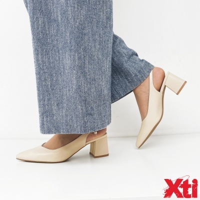 Sapatos creme de salto médio com salto quadrado e calças largas azuis tipo ganga