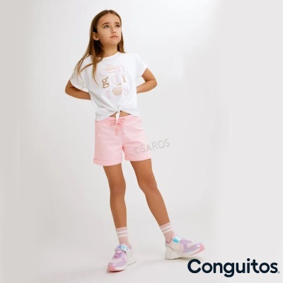 Criança com roupa casual em fundo branco com texto Conguitos