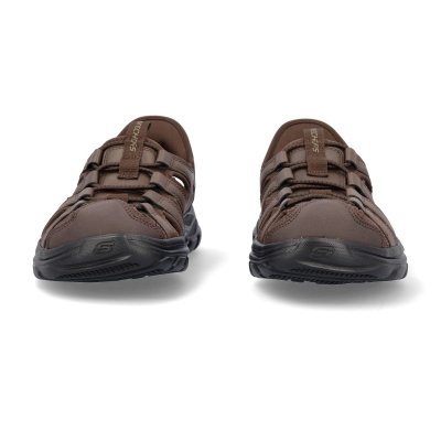 Sandálias Skechers castanhas com sola preta sobre fundo branco