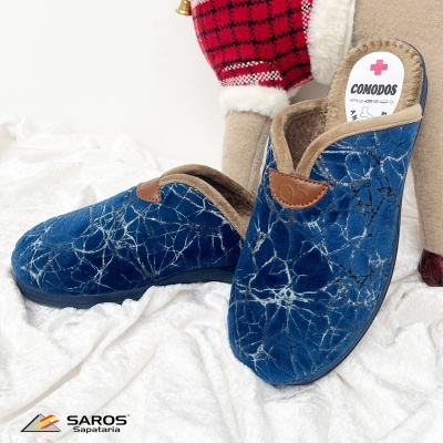 Chinelos azuis com padrão branco e forro castanho