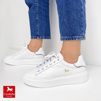 Ténis brancos Cavalinho com detalhes dourados e bordado de cavalo