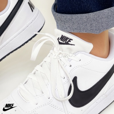 Ténis Nike brancos com símbolo preto e atacadores brancos