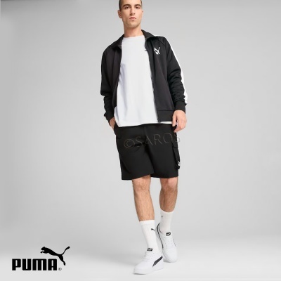 Conjunto desportivo Puma com casaco preto, t-shirt branca, calções pretos e ténis brancos com detalhes pretos