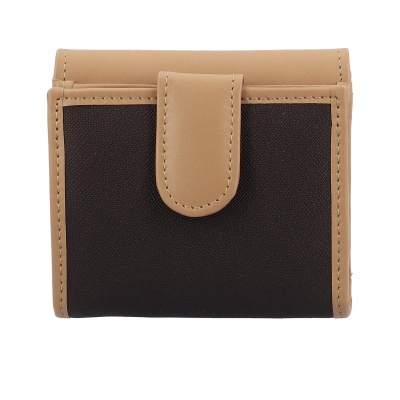 Carteira preta com detalhes bege e fecho de aba