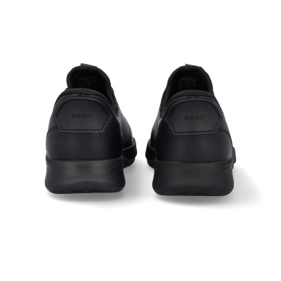 Par de sapatos pretos GEOX vistos de trás