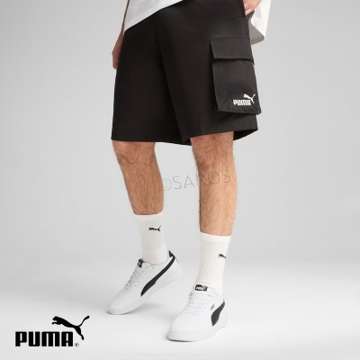 Calções pretos PUMA com bolso cargo e logótipo branco, meias brancas com símbolo preto PUMA e ténis brancos com risca preta.