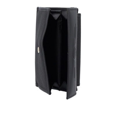 Carteira preta com fecho de botão e interior com bolso de zíper