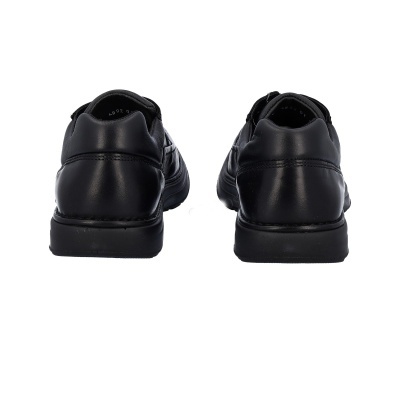 Par de sapatos pretos em pele vistos de trás