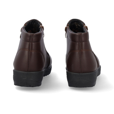 Botins castanhos de pele sintética vistos de trás, com sola preta