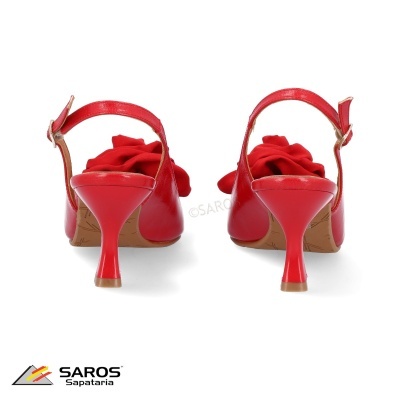 Sapatos femininos de salto médio vermelhos com laço e fecho de fivela vistos de trás.