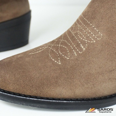 Sapatilha castanha em camurça com bordado na parte da frente e sola preta