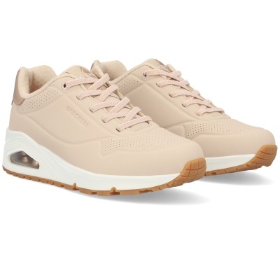 Ténis desportivos bege claro com sola branca e castanha e detalhe de amortecimento visível