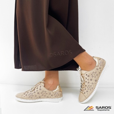 Ténis femininos bege com padrão floral e detalhes dourados