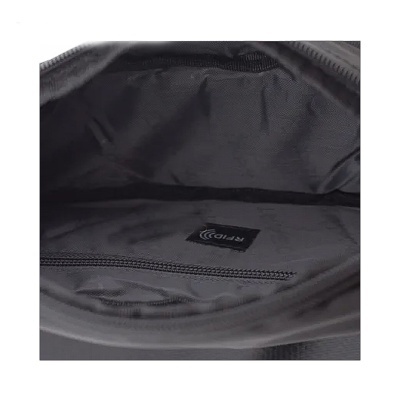 Interior de mochila preta com etiqueta REI
