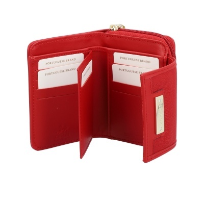 Carteira vermelha de pele com divisórias para cartões e placa metálica dourada