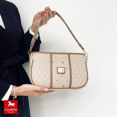 Carteira ou mala de mão bege com padrões em relevo e alça castanha