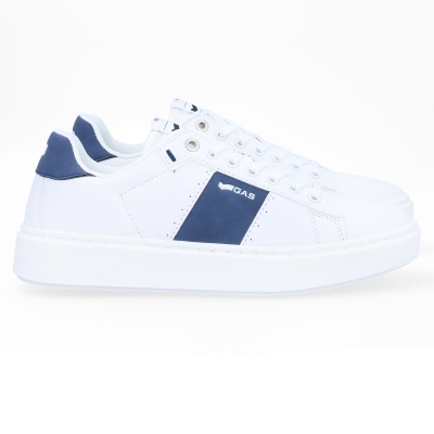 Ténis brancos em pele com detalhe azul escuro e sola branca, marca GAS na lateral