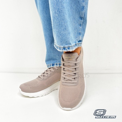 Ténis Skechers bege claro com sola branca em fundo branco