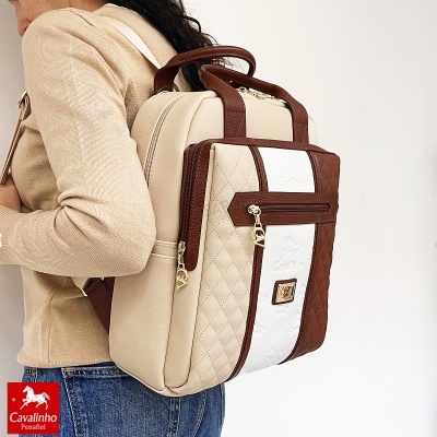 Mochila bege, branco e castanho com textura matelassê e logótipo Cavalinho
