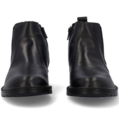 Botas pretas de couro com fecho lateral e sola robusta