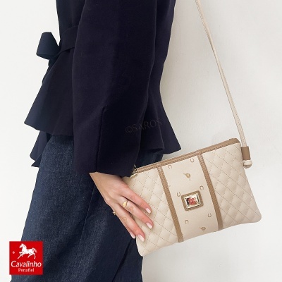 Mala bege matelassê com detalhes castanhos e fecho dourado, usada ao ombro