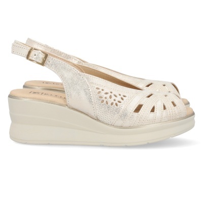 Sandálias de cunha brancas peroladas com tiras e fivela dourada