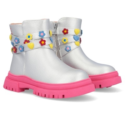 Botins infantis prateados com sola rosa e decoração de flores e corações.