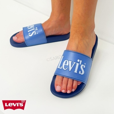 Chinelos Levis azuis em material sintético com logo branca