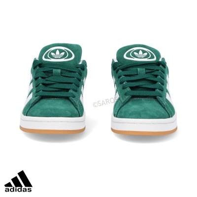 Ténis Adidas verdes com branco e sola castanha, vista frontal