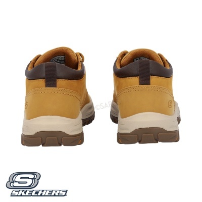 sapatos castanho claro Skechers vistos de trás