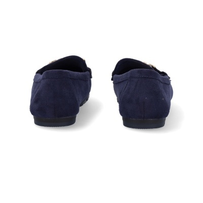 Mocassins femininos azuis vistos de trás sobre fundo branco