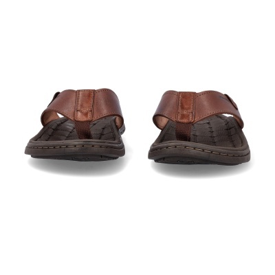 Sandálias abertas de couro castanho com sola preta vista de frente