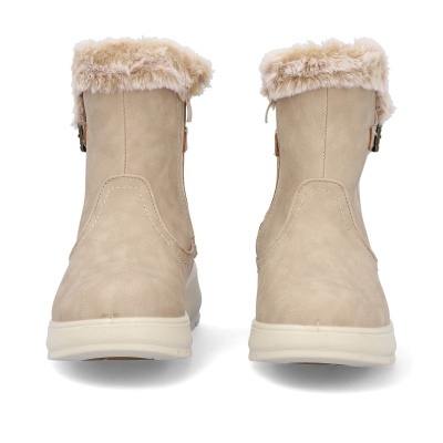 Bota feminina bege com pelo na gola vista de trás.