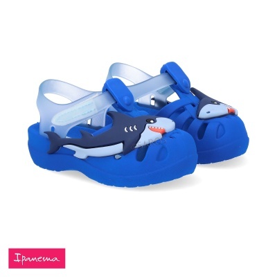 Sandálias infantis azuis com decoração de tubarões e alças ajustáveis
