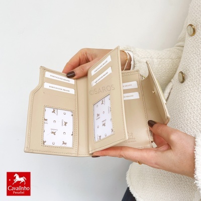 Carteira bege em pele genuína com múltiplos compartimentos para cartões