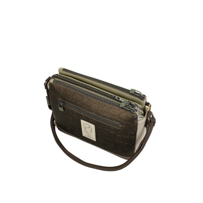 Bolsa de mão castanha e bege com padrão em relevo e bolso com fecho