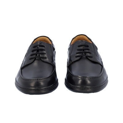 Par de sapatos pretos de couro com atacadores pretos