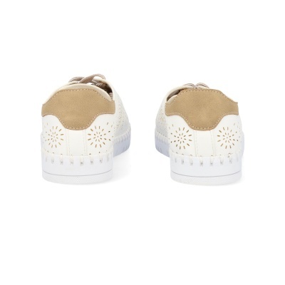 Sapatilhas brancas com parte traseira bege e padrão perfurado circular