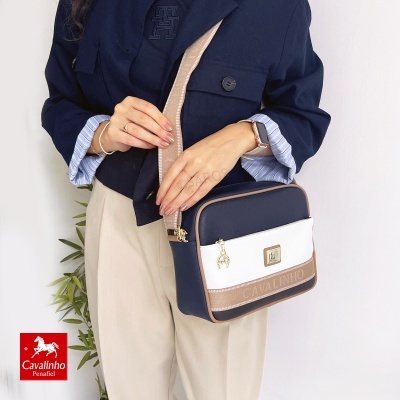 Mala tiracolo quadrada azul, branca e bege Cavalinho com pendente de cavalo e pessoa a segurá-la