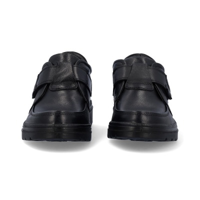 Par de sapatos pretos de couro com fecho em velcro no fundo branco