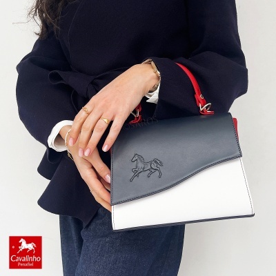 Mala de senhora bicolor com relevo de cavalo e alça vermelha